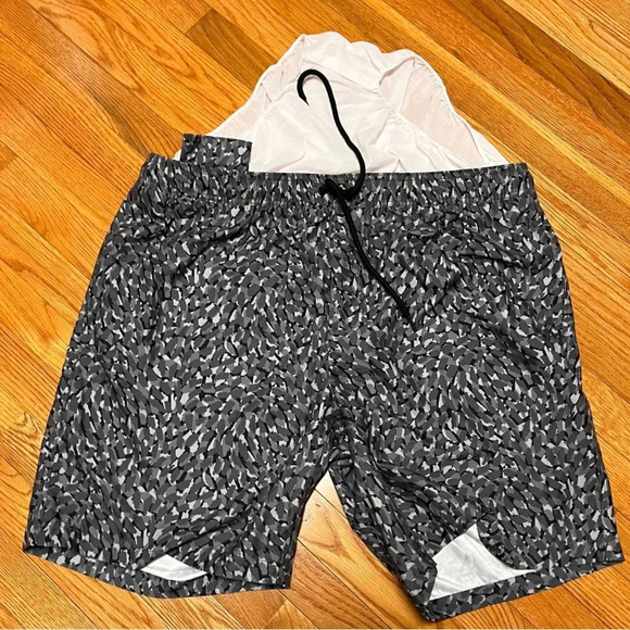 Amazon Essentials Men's Quick-Dry Lined Swim Trunks - Size XXL - Gray & White - Picture 5 of 7